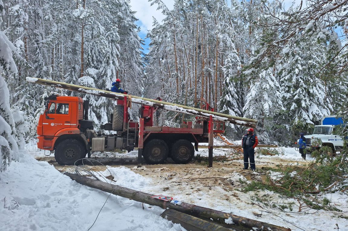 В Свердловской области остаются населенные пункты, в которых нет света  после снегопада - «Уральский рабочий»